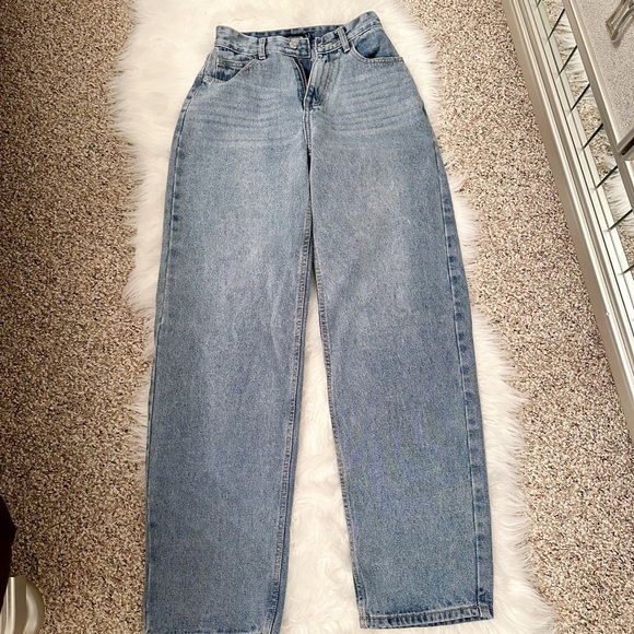 PrettyLittleThing Baggy Boyfriend Rip Jeans - Picture 4 of 11